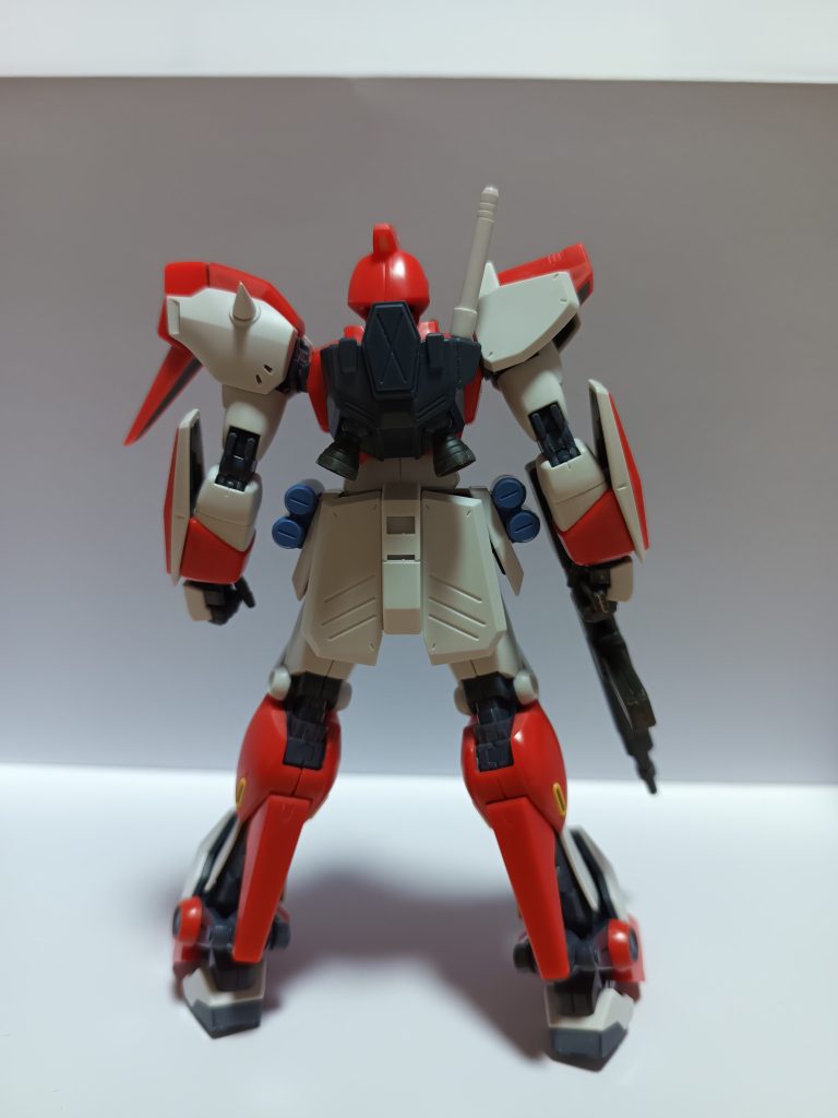 ガンレイドと違ってビームサーベルは2基つけれません。サーベルも一振しか付属していません。