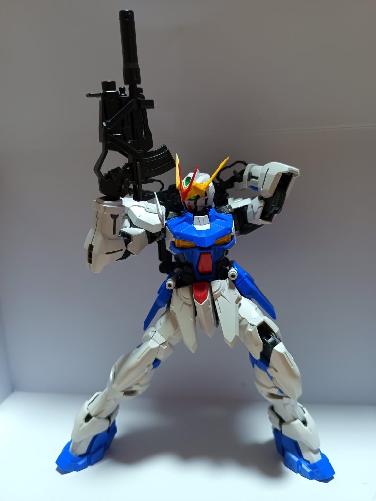 自衛用のビームライフルが付属しています。腰のビームサインはVガンダムみたいなハリセン状のイメージがあったんですが、普通のサーベルでした。