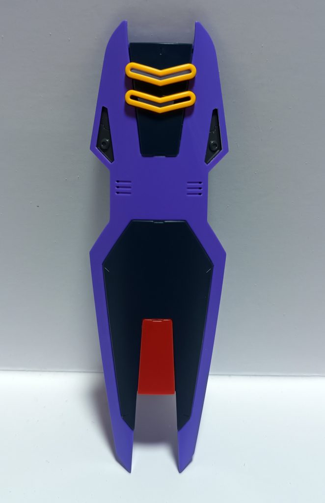 MGですが成型色の関係で広範囲のシールがあります。股間部分の白、シールドの白はシールになっています。個人的には紫に黒の成型色がかっこいいなと思いましたが、せっかくなのでシール貼りました。90マークは別途デカールが付属しているので塗装しても安心です。