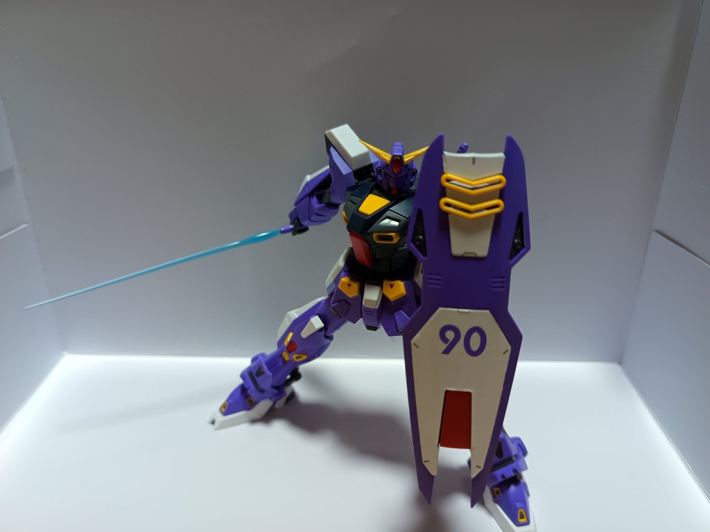 件のシールドを構えるポーズ。この構えはRX-78-2がやってるイメージが強いんですよね。