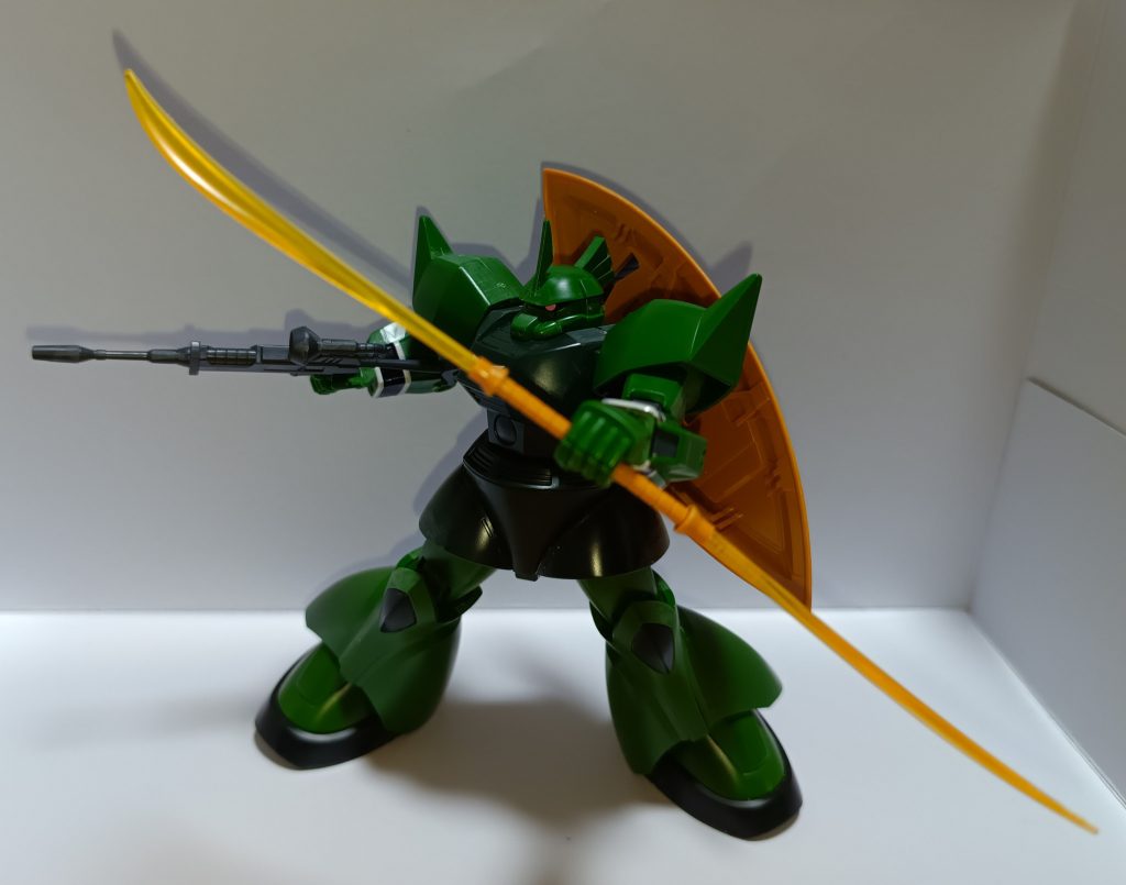 袖は新規造形でモールドはいっていましたが、胸はシールでした。ベースはシャゲなのでゲルググビームライフルと指揮官頭部が余剰で組めます。