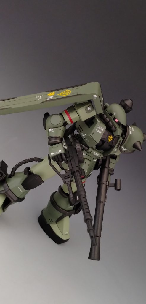 武装や関節部分は今回特に塗り分けはしてません。塗り分けるのは濃いグレーの機体で、全部の作品を塗り分けてたら完成まで時間がかかるので時間短縮のつもり…なんですけど最近は完成まで時間かかるからそこまで気にしなくてもいいんじゃ？とは思います。