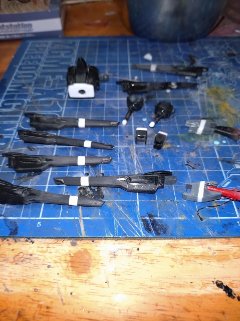 銀メッキ剥がしで、延長工作。腕、足、腰は、2ミリ延長。ドラグーン7つ見栄えするように4ミリ延長。は、結構しんどかった。