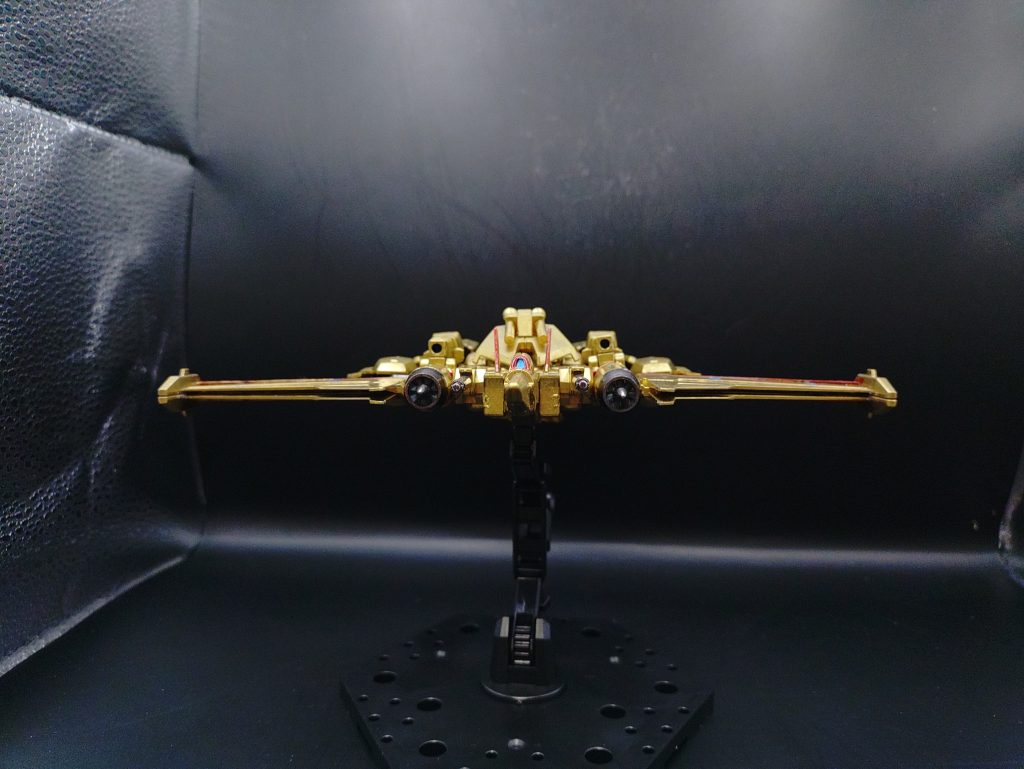 ◯正面本機の特長として、MA形態は薄い事が上げられます。正面からの面積を減らす事で、被弾率の低下や空気抵抗の低下を追求しました。