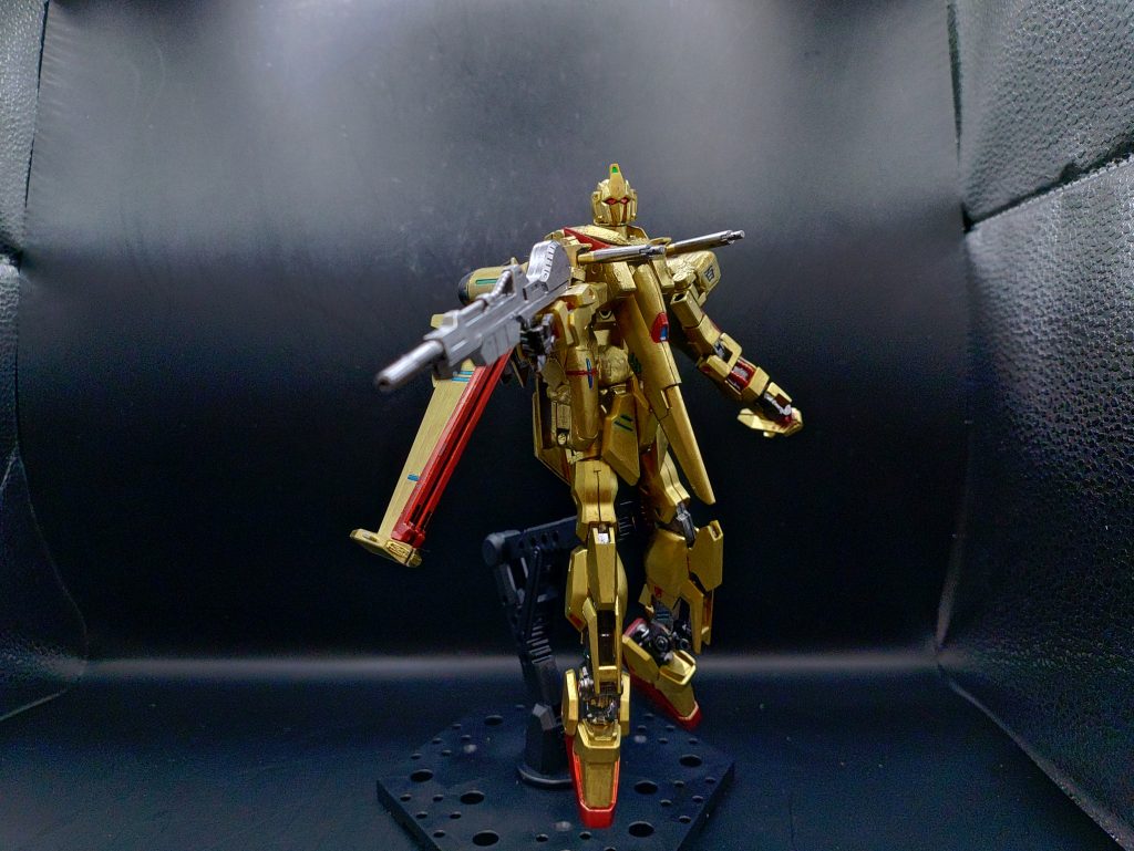 ◯アクションライフルを構えた百式。機体の手足と顔は百式そのままで、胴体を変えたぐらいなので、あまり雰囲気は変わらないと思っていたのですが、意外に雰囲気が変わったので驚きました。