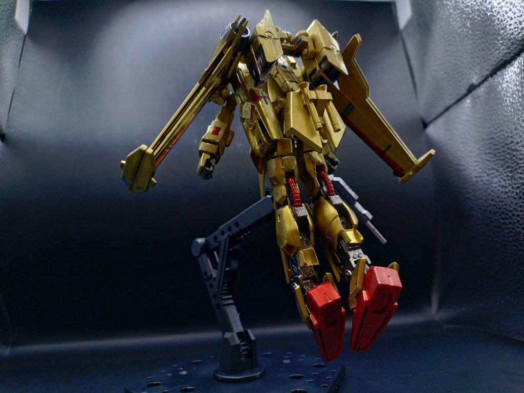 ◯バック百式の特長の1つであるフレキシブルバインダーは採用していませんが、大型のウィングを搭載しています。大気圏内、重力下での戦闘も考慮し、羽はある程度大きくする事で安定した飛行を可能としています。