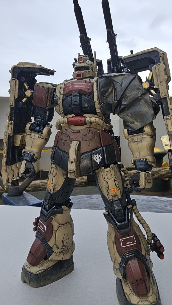 今回はプレバンのレクイエムザクのパーツを使ったので、せっかくなので左肩に布で被せて現地改修機体らしくしました。