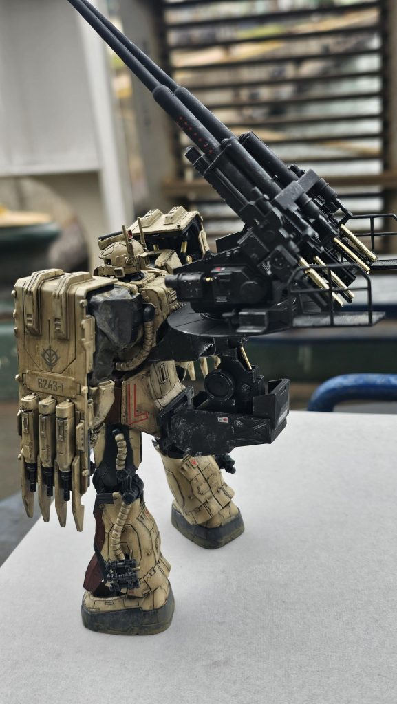 後方のキャノンはシリンダーなどを使ってそれっぽく基部を製作しています。わかりにくいんですが対空砲の砲身に赤い星のデカールを貼って撃墜数マークとしてます。