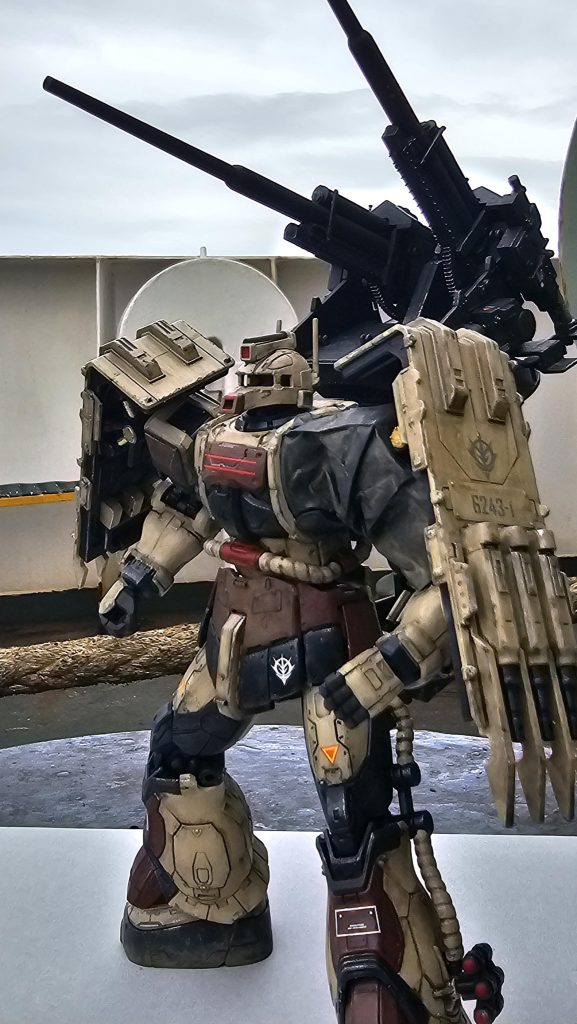 連装砲は真上まで稼働、基部は360°回転可能です。