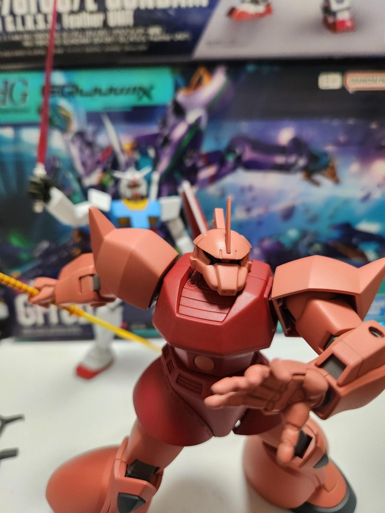 大人の事情で時折色が変わるナギナタも欲しいところですが、うちにいるのはこのゲルググだけなので黄色のままです。プレバンのウェルテクスは青いナギナタとのことで買えたら付け替えてみたいですね。もしくはUVレジンで複製か?以上つたない工作ではありましたが向こう側?のゲルググでした。