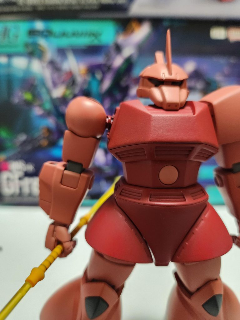 肩関節は軸を削り深めに刺せるように改造。比較がないので分かりにくいですがキットよりも脇の幅が狭くなりました。上腕部を少し太らせ、肘関節もカバーを付けることで可動域はそのままにグレーの部分を狭めてます。胴体についても胸と腹の接続にスペーサーを噛ませることで延長してます。