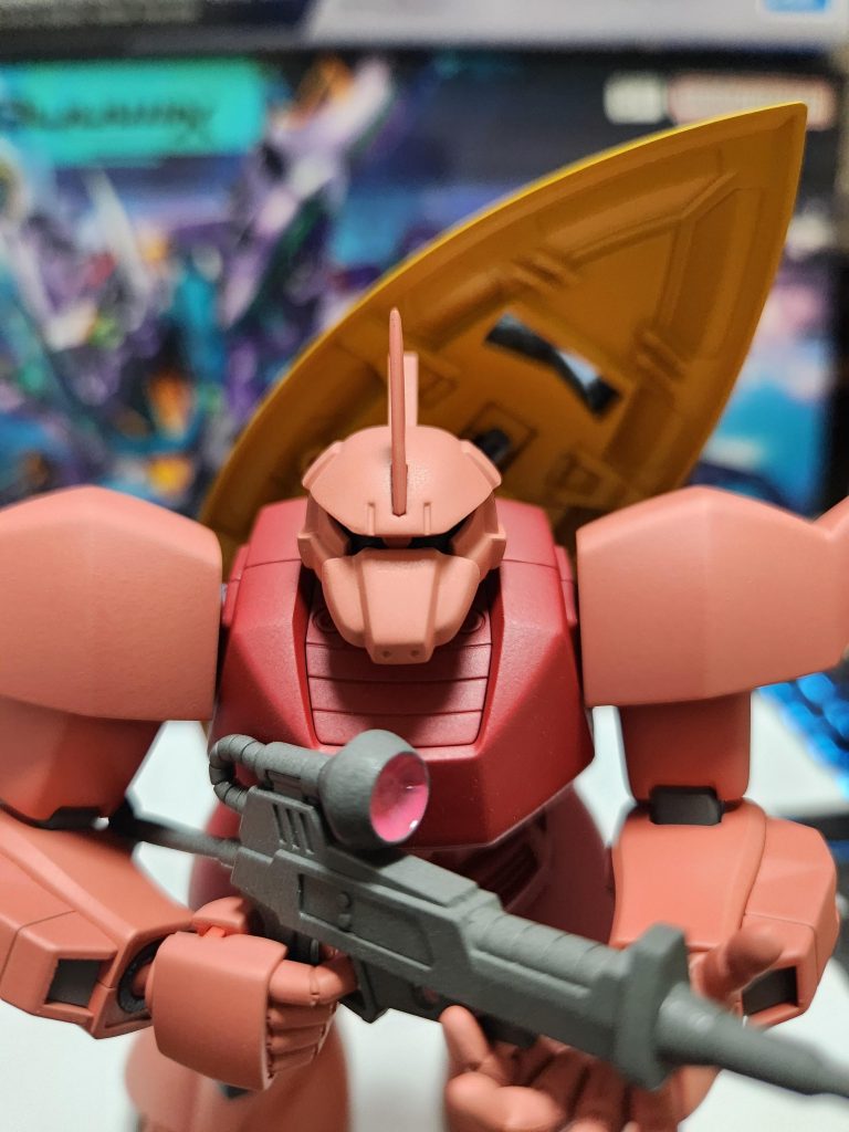 頭部は鼻を延長し、モノアイレールも広げています。キットのままでもカッコいいのですが、アニメ版は思いのほか縦方向にも顔が長い印象があり変更してみました。