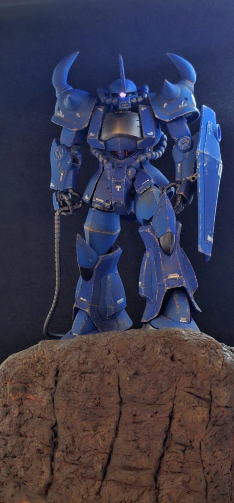 ジオラマにも初挑戦しました。グフを作ると決めた時から、この崖上の登場シーンを作ろうと決めてました。