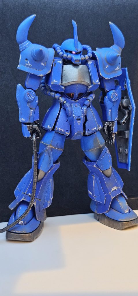 最初は綺麗な状態のグフを作ろうとしてたのですが、塗装が失敗した為、急遽ウェザリングで仕上げることにしました。塗料の選択も今回は失敗だったと思います。今回使用したのは、ベルベットブルーです。下地によって色味がすごく変わるとの事だったので、メインのブルー部分はグレーのサフを塗り濃いブルーの部分はそのまま塗装しました。色味は悪くなかったのですが、塗装面がザラザラとした仕上がりなのと、大粒の塗料がかかってしまい、それを誤魔化そうと吹き付け回数を増やしたため、パーツ同士の色がバラバラになってしまいました。