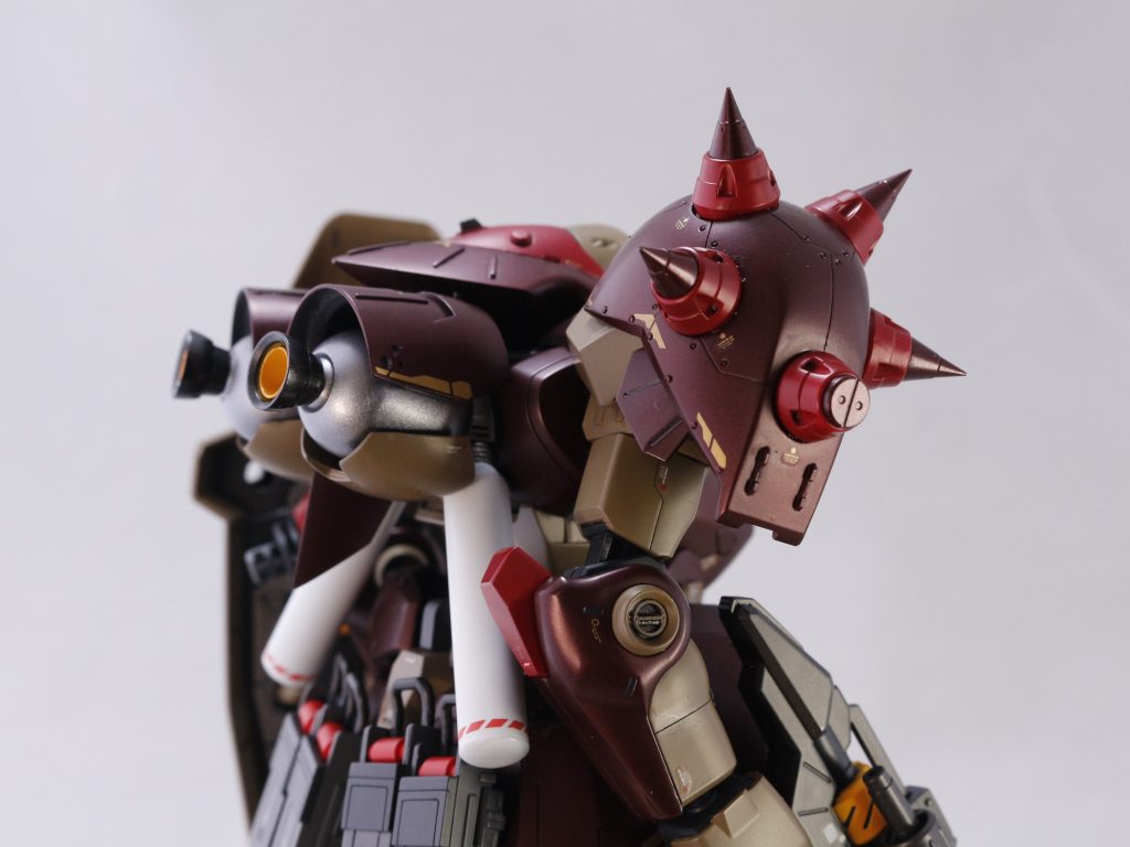 肩アーマーのスパイク変更、バックパックにプロペラタンク増設