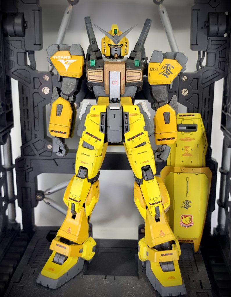 ランドセルを外したショットですメンテナンスハンガーがあると雰囲気が出ますね武装も統一感が出るようにしてあります金属部分は少し荒く吹いて梨地仕上げとし、リアリティを出しているつもりです