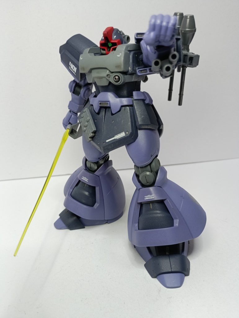 ビームサーベルと３連装ビームキャノン。