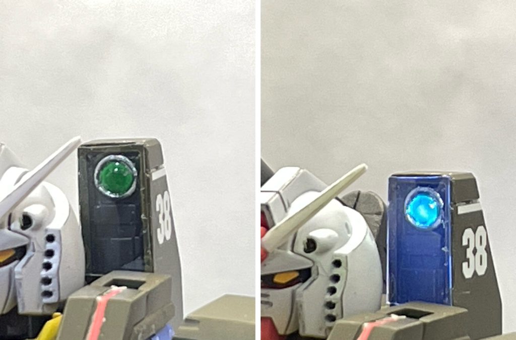 ランドセル肩部のセンサーは、レンズ部分を蛍光塗装しています。(今回は、アクリジョン蛍光色ではなく、最下層にアクリジョンベースホワイト、完全乾燥後にガイアノーツさんの蛍光クリア、その上にクレオスさんの水性ホビーカラーのクリアグリーンを塗布しています)UV照射で青色に光ります。私の思惑では、グリーンに光る予定だったのですが、蛍光クリアの発光色が思ったよりも強かった様で、青っぽく光りますまぁ…これはこれで、良かったかなと…そして、表面側にブリスターパックをサイズ合わせして切り出したものを、貼り付けてセンサーらしさを強調しています(これは、お世話になっている相互フォローのhidetanさんのアイデアを、パク…お借りしてます。hidetanさんありがとうございます☺️)