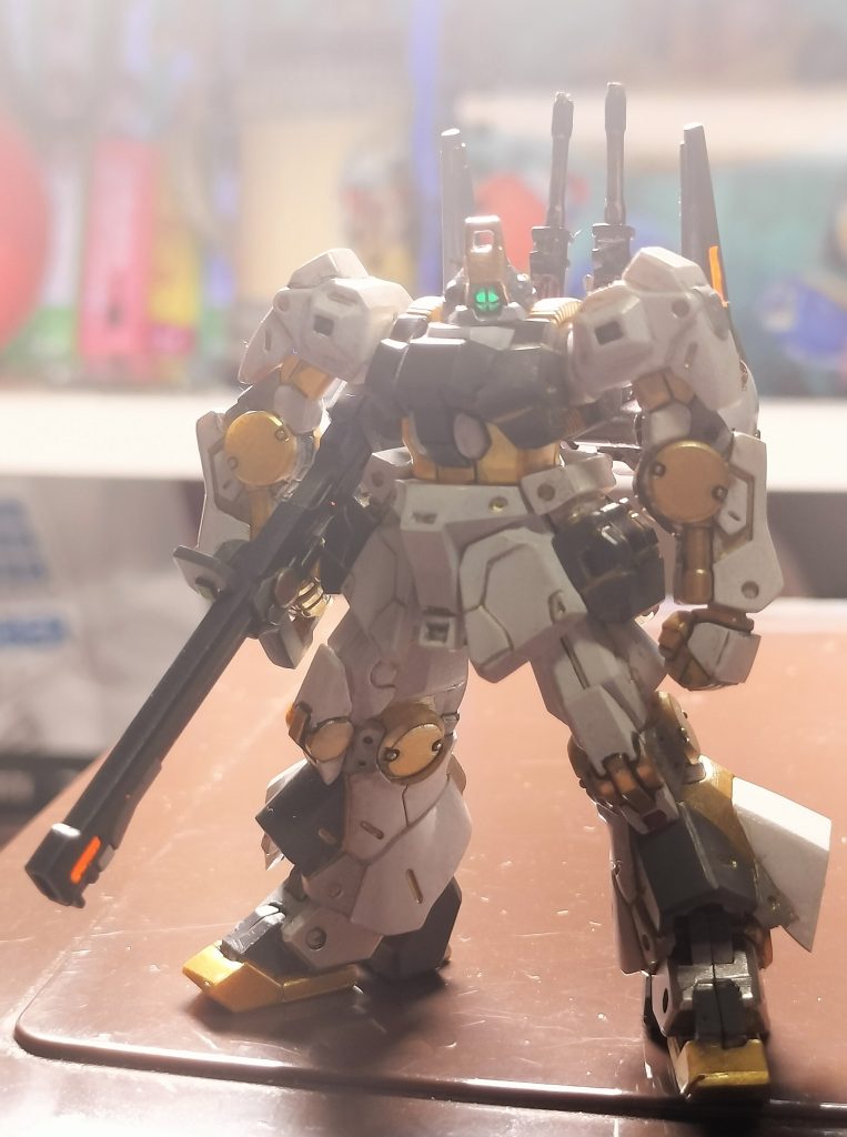 12.    最終的には自分のスキルの全てをかけていつか黒いリック・ディアスを作ろうと思っていますが、2つ目が手に入ったので気持ちにゆとりができ、練習がてら仮組を。そしたらPH1てGAのシンボルであるシリンダーアレンジがないんですね。パーツ構成も現在のものとはずいぶん違っていたという新しい発見も。で、仮組していたら色変遊びがしたくなり、赤はみんなやってるので、ドムカラーもありがちだし、ジオン・グリーンもあるし、もっと別の色で塗ってみたくなりました。で、白&金もいいかもと思い、ならブレックス准将搭乗機(式典だけ)なんてありかなあ、と妄想を膨らませたお遊びです。