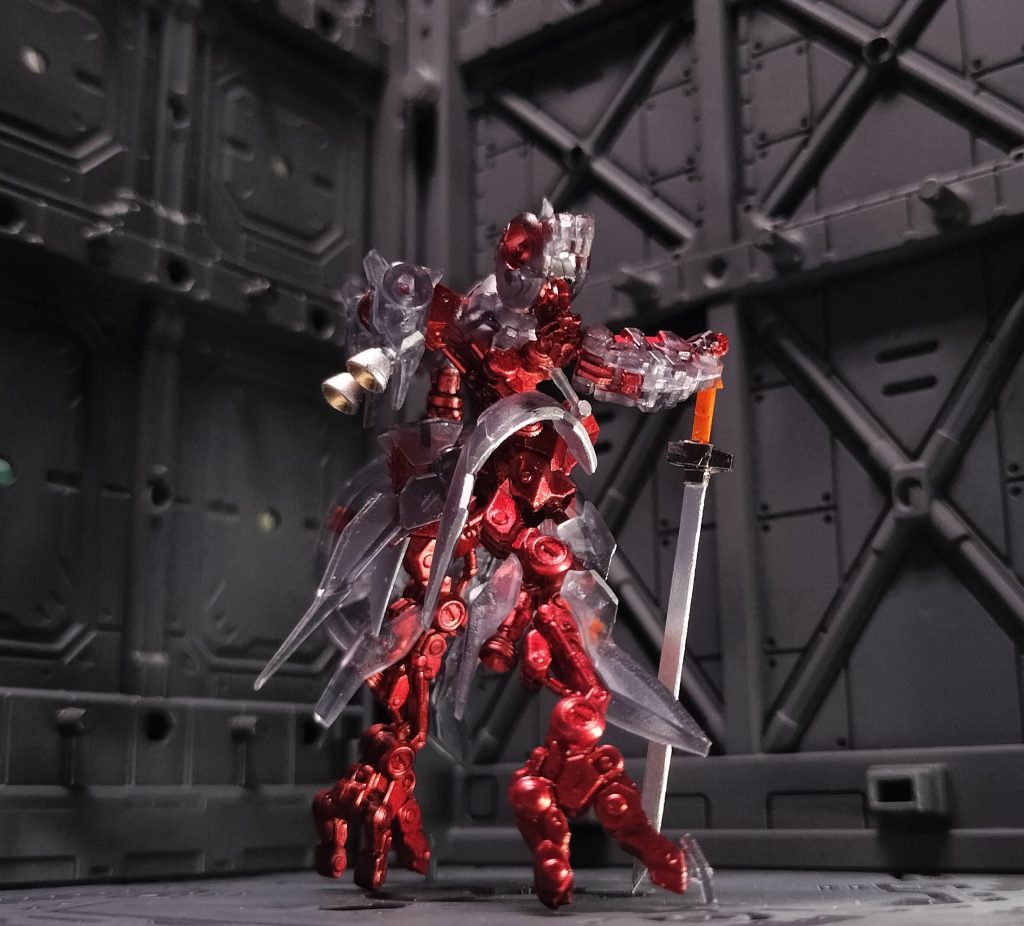 13. ただ、みんなとはちょっと違うものにしたいというケモノミチ癖が発症し、フレームをロイヤルメタレッドに。ソリッドクリアとして赤いフレームをクリアブラックからほんのり透かして見てもおしゃれかな、と。そしたらクリアブラックが結構スケスケで、赤が主体になってしまいました。