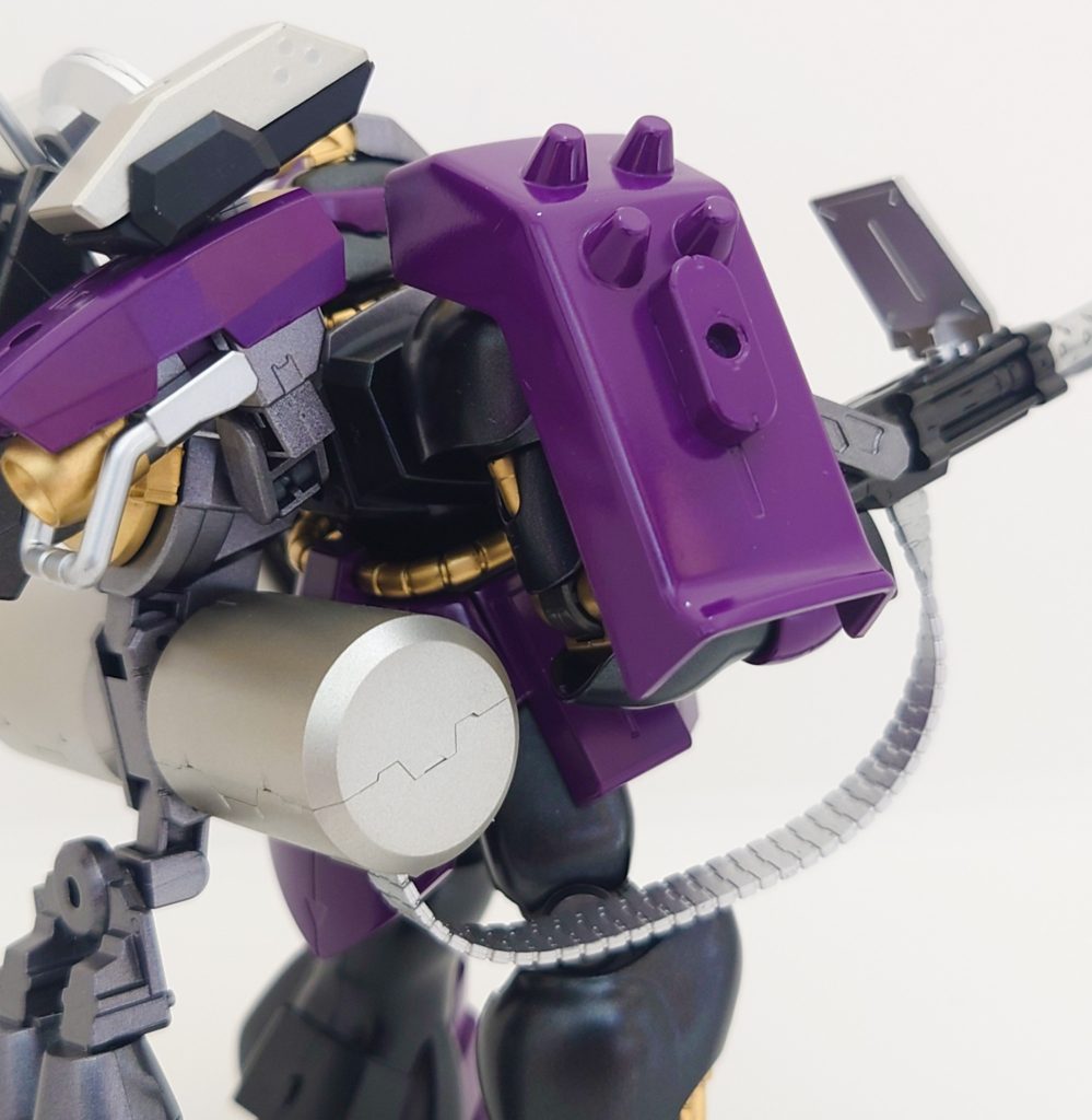 ちなみに、ガトリング砲はバックパックのタンクから弾薬を供給しております。