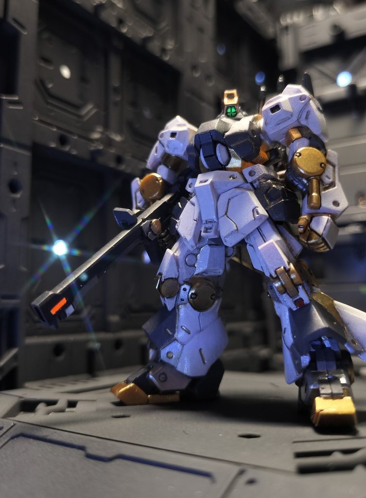 13.        色変だけだからチャチャっと作れるかと思ったら、どっこいマスキング地獄でした。最近のアーティファクトは後ハメ加工しやすい作りなのでマスキングも最小限の新設設計ですが、PH1はかなりガレージキット的な、頑固おやじが運営するラーメン屋のようでした(笑)。