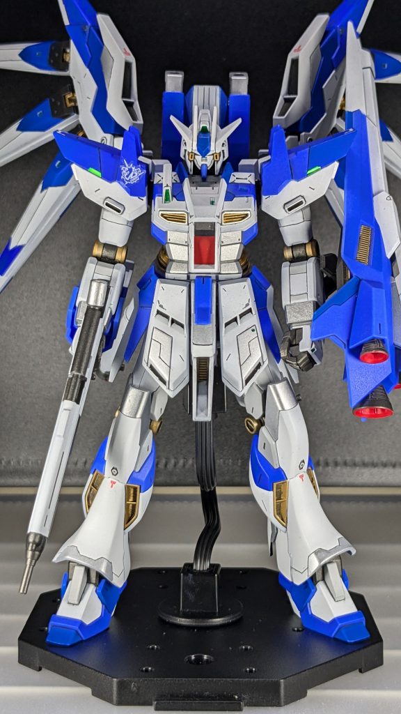 今作はスジボリとカラー変更の他に、元のキットが「HGUC Hi-νガンダム」ということもあり、ビルド系キットのあるあるですが、余剰パーツが出ていて、思わず勿体ない!と感じた部分はHi-νガンダムの余剰パーツを使い、多少のネオジム磁石工作をして、今作の形に仕上げてみました!