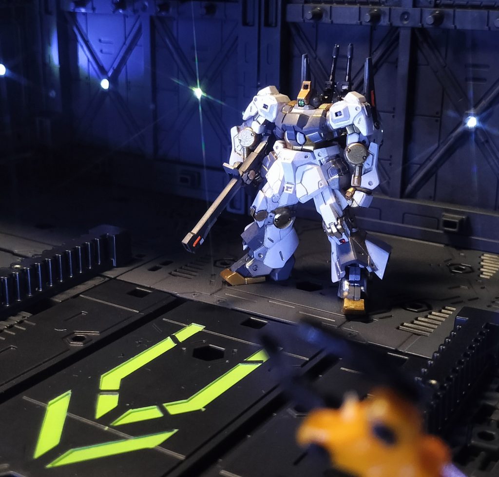 14.        式典後にすぐに塗りなおす予定なのでコーションマークはナシ、との理由から、デカールは貼っていません。まあ、塗分けで力尽きたわけです。