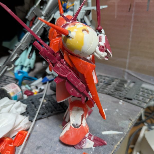 旧キットRジャジャ、一通り完成しました。脛のバーニアは塗装のため外してあります。前回投稿から腕のケーブル追加、2mm径の電源コードを使用しました。脛が太かったので、一度切り離して成形してあります。塗装までもう少しかかると思うので、気長にお待ち下さい。（6枚目）