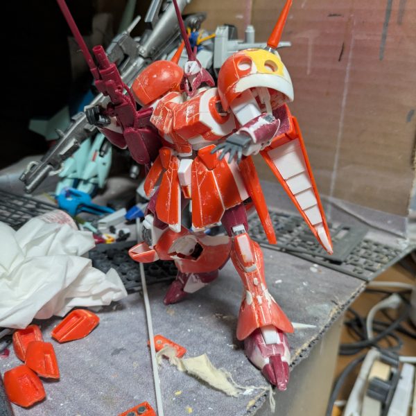 旧キットRジャジャ、一通り完成しました。脛のバーニアは塗装のため外してあります。前回投稿から腕のケーブル追加、2mm径の電源コードを使用しました。脛が太かったので、一度切り離して成形してあります。塗装までもう少しかかると思うので、気長にお待ち下さい。（4枚目）
