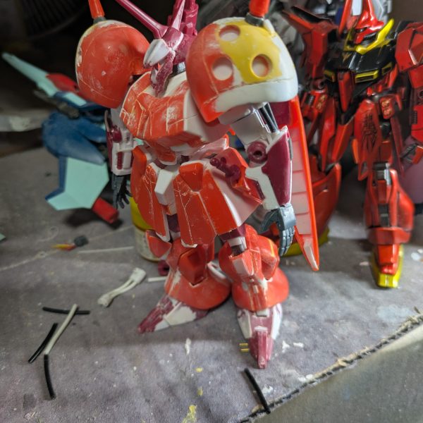 腕のケーブルを再考した結果、塗装後の滑りなどを考慮して、スプリングに替えました。肩口の基部でスライドするようにして、肩アーマーのフレームを貫通させてスプリングの逃げを作りました。これでやっと塗装に進めます。塗装前にバランスをみるために完成形で撮影してみました。塗装できたら投稿しますのでお楽しみに。（4枚目）