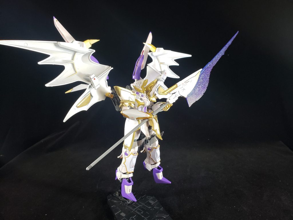 大型のランスを装備。ランスは形態を鎌形にも変わることで、敵機を一刀両断。また、腕部のアームガードで近距離戦へも特化している。4枚のウィング型ブースターで高機動を誇り、大型のウィングを閉じることでシールドとしても利用できる。さらにステルス、ジャミング機能も搭載したことで隠密行動も可能となった。