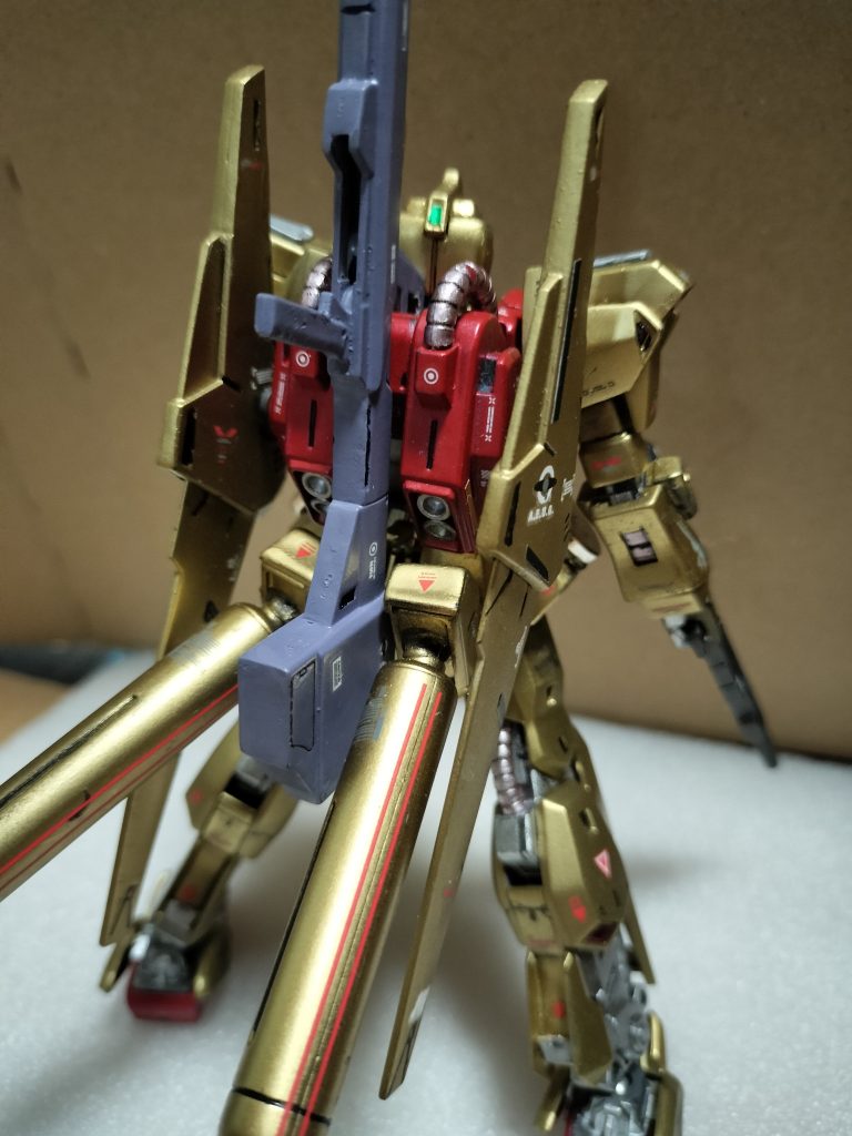 プロペラタンクつけたのでクレイバズーカはこの位置に。バックパックは標準装備に赤メタリック水性塗料で塗りました。、