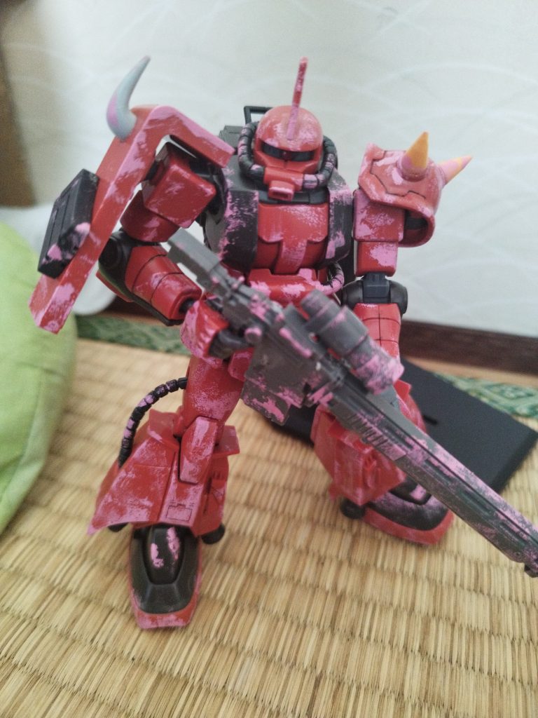 この肩アーマーは取り外し可能で投擲物を跳ね返したり、防ぐ役割を持っていますもし接近された場合はハンドガンと肩アーマーの尖った部分で刺し殺すこともできますあまり機動性は良くないので緊急時ですね
