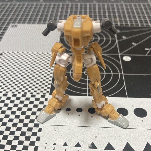 とんでもなく披露できる引き出しがなく😱。需要があるか謎ですが、アーティファクト可動から一部お披露目します。諸先輩方オイラなんかがすいません💦💦写1)　まず1枚目ですが現在制作中のVガンダムです。外せれるだけ外装を外してみました。写2 )　全体像で仕込んでいる可動内容です。特に関節部が難しくて悩むのでそちらをピックアップしていきます。肩関節に関してはブキヤ製のジョイントとボールジョイントの頭の融合です。肩アーマーは覆いこむような作りで固定は軸に引っかかるように作っています。写3)膝関節なんですが、プラ板を挟み込むように切り込み真鍮1.0mmで繋いでいます。写4)薄くスライスしたり、スペースを開けたりできるようになったのがタミヤさんの精密ノコ刃のセットです。確か700円くらいで4つもあるんでお財布にも優しいです。厚さ0.15mm。めちゃ使いやすいです。写5)全開完成したZZは腰の接続をネオジムで繋いでいます。その分ポージングの幅が狭まる印象。とざっくり説明してきました。可動を仕込めば脆さが増しポロリも多くなるのでストレスとモチベーション維持の勝負です。😭😭ただ、完成した時の達成感はまじでやばいです！ご興味湧きましたら是非！笑   （1枚目）