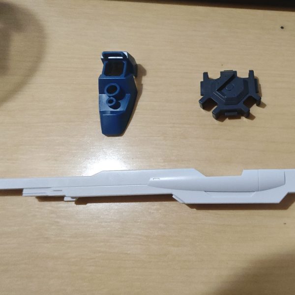 先日初めてガンダムベースに行った際の戦利品次はこちらを作っていこうと思います！二枚目の写真はジャンクパーツから作ってみました！取り付けて似合うといいけど…（1枚目）