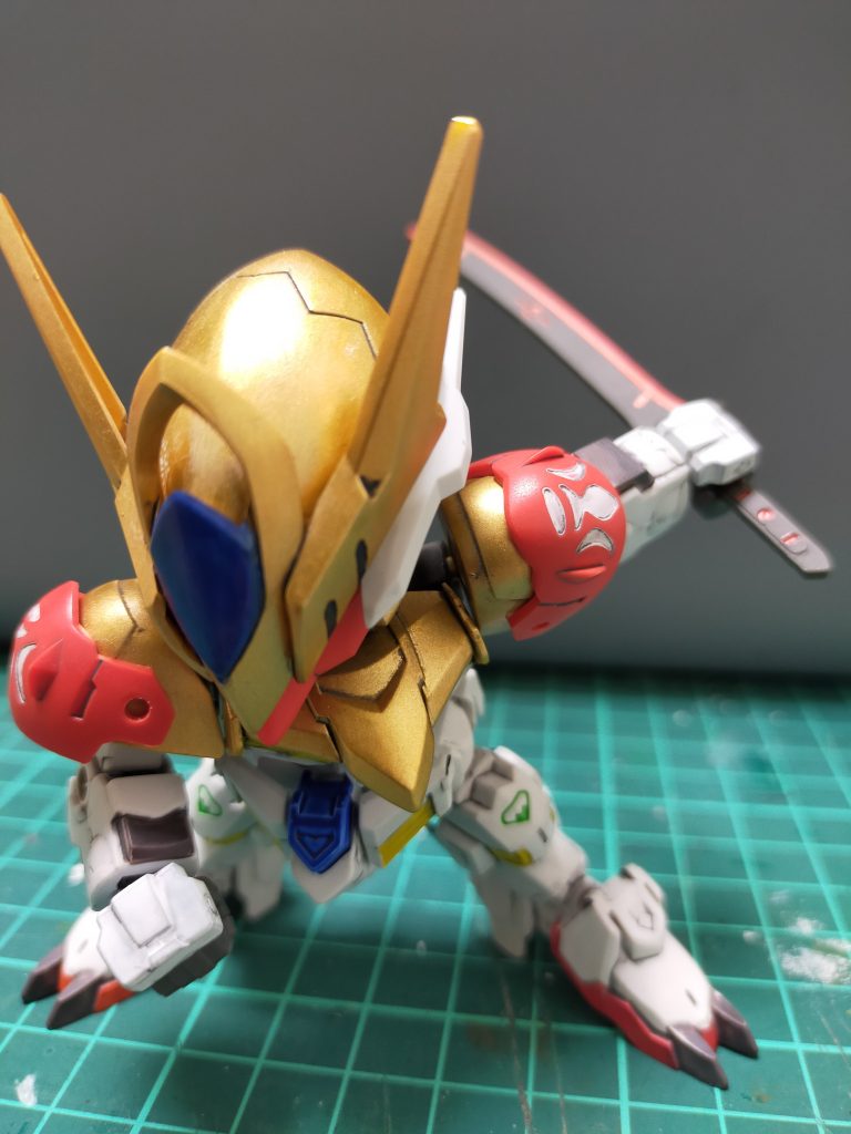 　鎧で顔を隠して闘う剣闘士の様なイメージ、金色はコロシアムで目立つ様に。　武装は刀とメイスソード。