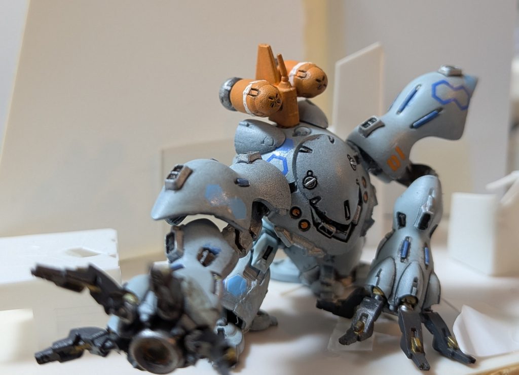 基地を強襲した時のジオラマも作成しています。腕に装着していた、使い捨てミサイルポッドのスクラッチ作成に挑戦しています。