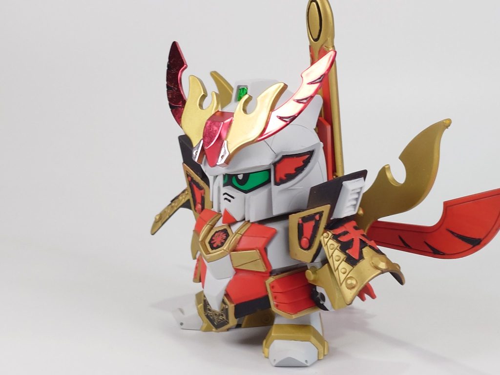 最初はどう作るか初代大将軍と同じようにレジェンド体形にするか等迷いましたが眺めてるうちに「いやこのままでも充分にカッコいい」と思い大規模な体型の変更は行わずちょっとカッコよく強いて言えば「記憶の中にある昔遊んだBB戦士ってこれくらいカッコよかったよね!」を目指して作りました