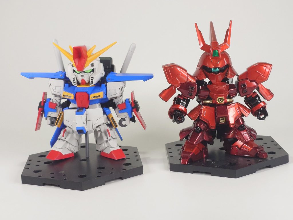 ニューやサザビーと並べられるようなというのを目指したので実際に昔作ったサザビーと並べてみましたプロポーション的にはそんなに違和感ないかな