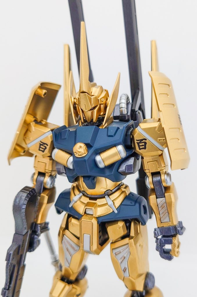 バストアップ写真。両肩には百式の特徴である「百」の文字を貼っています。