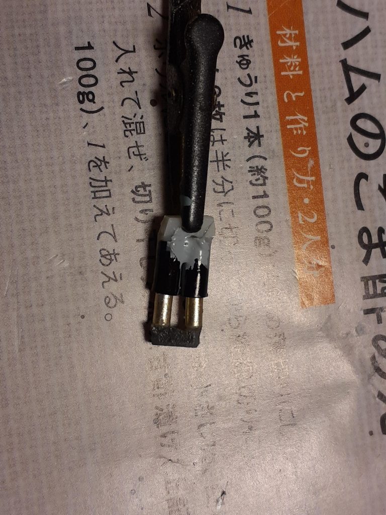 簡単なシリンダーを作ってみました。一応のび縮みするので、足の角度に合わせて動かせます。