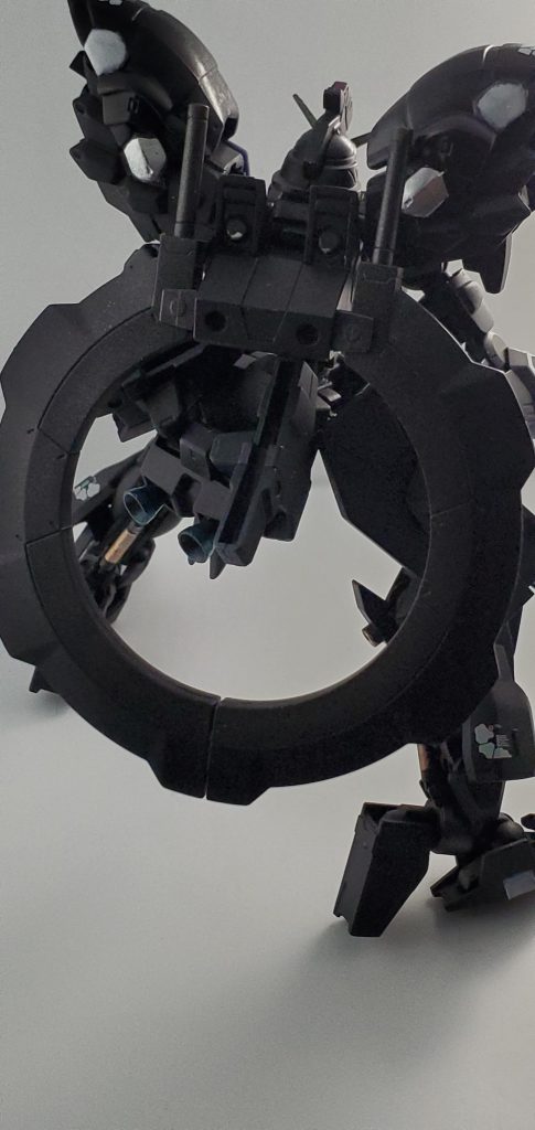 背中に円月刀（鈍器？）ｘ２を装備、シールドもマウント可能。