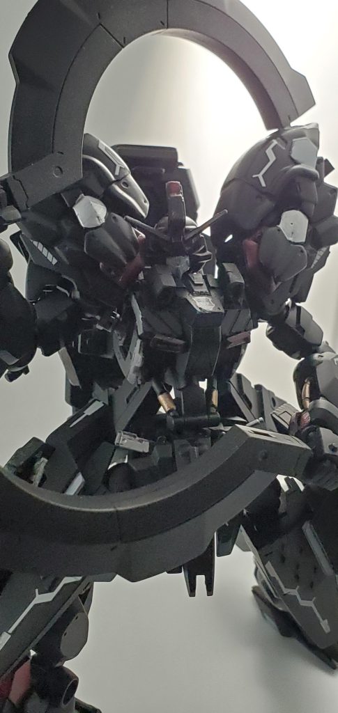 サンドロックといえば円月刀両手持ち。鉄血の世界にならってビームを使わず撲殺斬撃メインです。