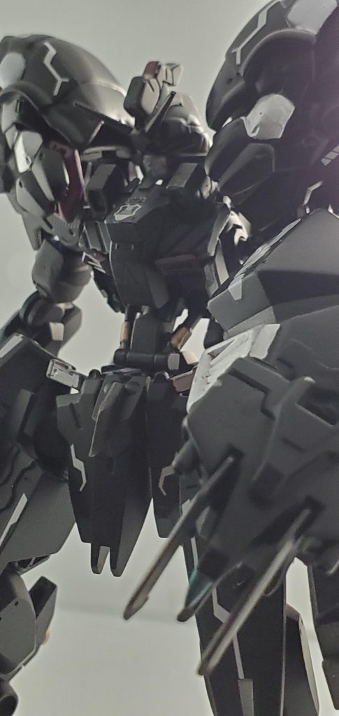 シールドは鉤爪とパイルバンカーを装備。かみついて敵機をホールド、ぶっ貫きます。