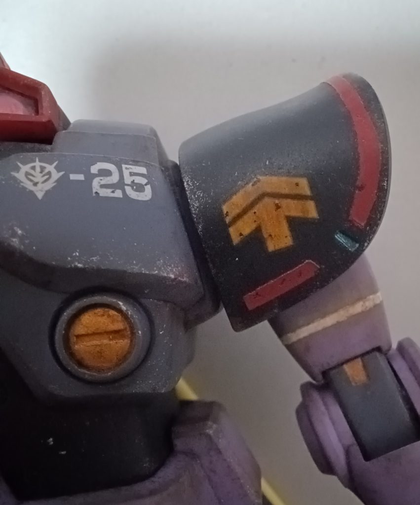 デカールがキレイだとおかしいのでビビりながらデカールをデザインナイフの先端を使ってカリカリと剥がしてみた。 不格好なライン塗装も同じく剥がしてみた。