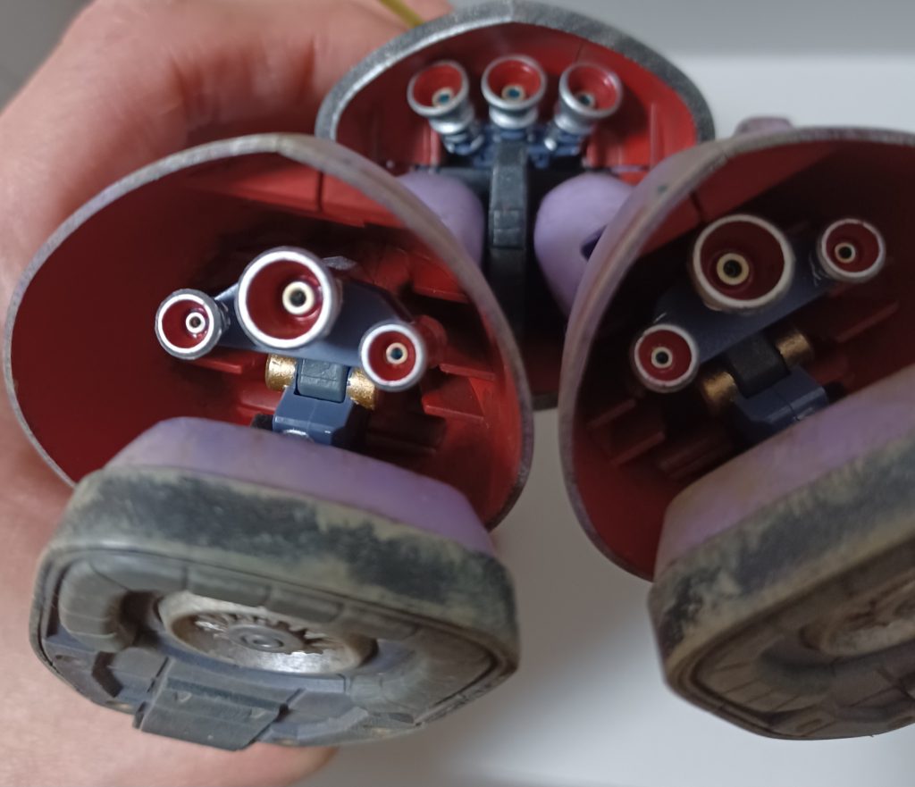 スカートや脚部の裏側も赤く塗らなきゃね♪