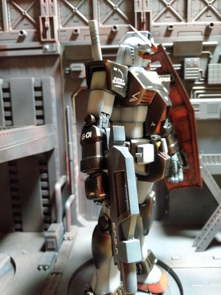 頭の部分だけ”ホワイト”に塗装してます。本体の白は”エアクラフトグレー”で塗装しました。黒い箇所は”アルマイトブラック”で、下地をシルバーにしてから、立ち上げ塗装してます。