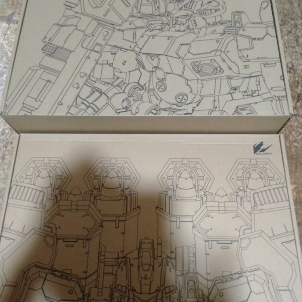 1/100ムーンな模型2個から、バルギルとムーンガンダムへ改造中ですけど、まぁモチベーション維持の為に少しづつ頭部を改造しながら、本体の仮組をしています。　　　　　　　　　　　　　　　　　　今のトコロは上半身組んで、下半身に仮組をし始めたので、HGサザビーのテールカバーを取り付けたトコです。MGサイズでは大きすぎるのでこれが丁度なんですわ！形も同じなので（笑）　　　　　　　別口で、”ソロモン1/100試作2号機サイサリスとMLRSパック＆クリア外装セットが、Amazonからと＠77figureより届きました。20年以上たってもBANDAIからVer.2.0すら出ないからね？でもコイツは、驚きのギミック‼あのアトミックバズーカの装着シーンの再現が出来てるんですよ‼。ランプがグリーンからレッドに、それにモーターでバレル内のジョイントが動くんです！コレってPG並みのない骨格と可動、いう事無しですよ。まぁ興味があるならAmazonか、安く入手できる＠77figureで購入するかですね？（2枚目）