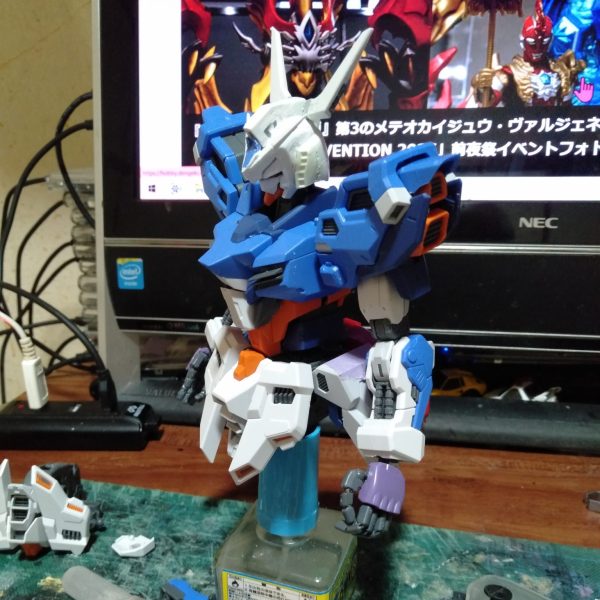 1/100ムーンな模型2個から、バルギルとムーンガンダムへ改造中ですけど、まぁモチベーション維持の為に少しづつ頭部を改造しながら、本体の仮組をしています。　　　　　　　　　　　　　　　　　　今のトコロは上半身組んで、下半身に仮組をし始めたので、HGサザビーのテールカバーを取り付けたトコです。MGサイズでは大きすぎるのでこれが丁度なんですわ！形も同じなので（笑）　　　　　　　別口で、”ソロモン1/100試作2号機サイサリスとMLRSパック＆クリア外装セットが、Amazonからと＠77figureより届きました。20年以上たってもBANDAIからVer.2.0すら出ないからね？でもコイツは、驚きのギミック‼あのアトミックバズーカの装着シーンの再現が出来てるんですよ‼。ランプがグリーンからレッドに、それにモーターでバレル内のジョイントが動くんです！コレってPG並みのない骨格と可動、いう事無しですよ。まぁ興味があるならAmazonか、安く入手できる＠77figureで購入するかですね？（1枚目）